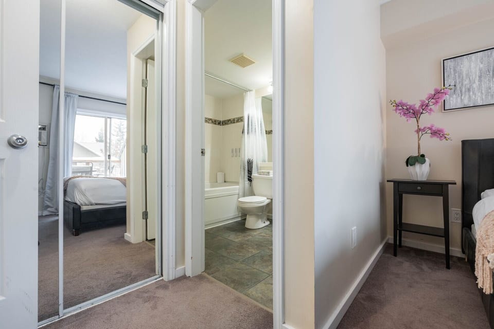 Primary bedroom: Queen bed, Ensuite bathroom, Closet