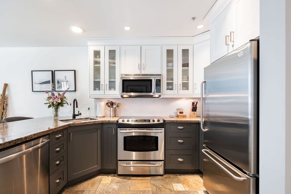 Full kitchen: Stainless steel appliances