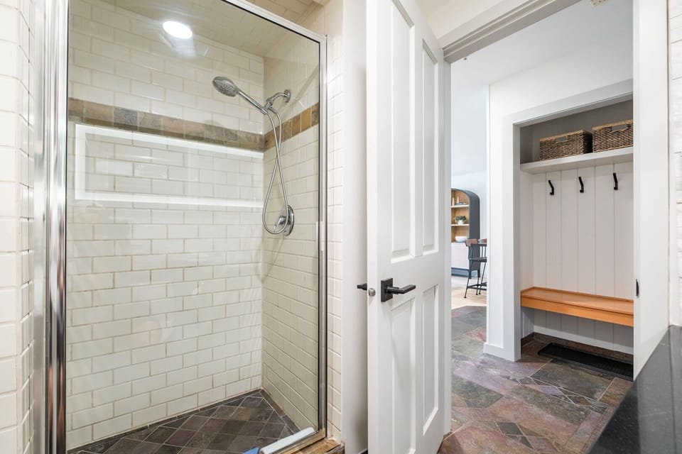 Guest bathroom: Walk-in shower