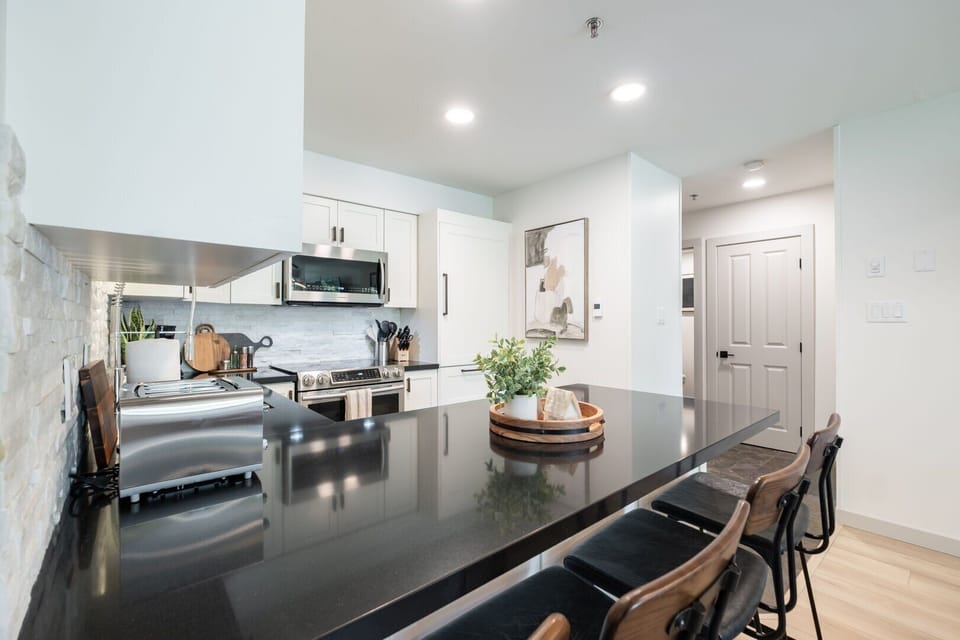 Full kitchen: High-end appliances