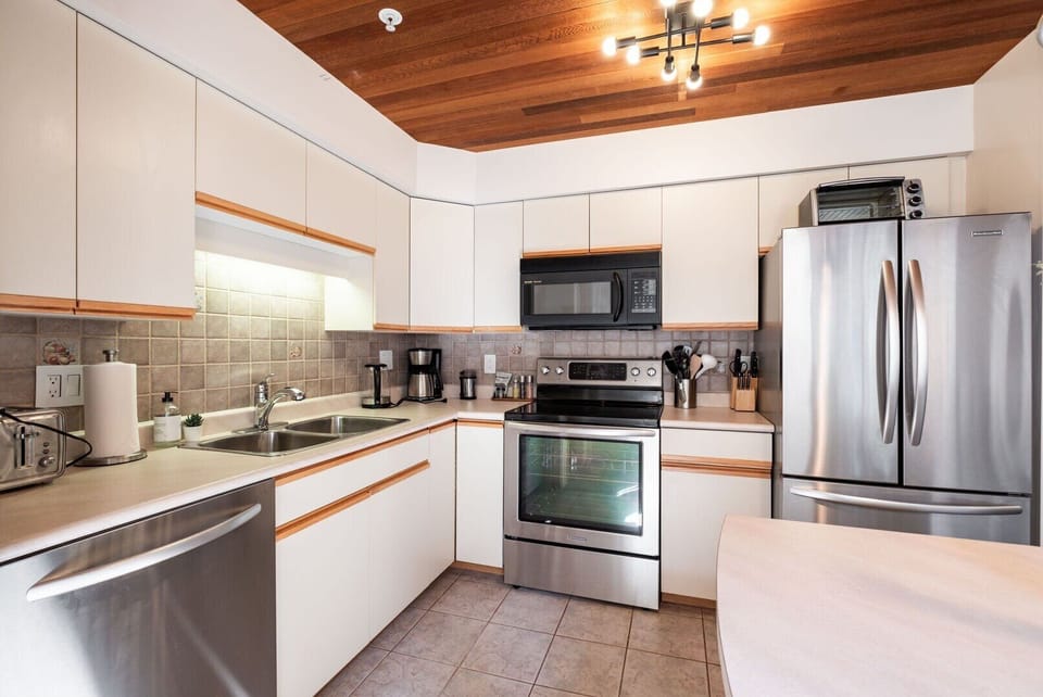 Full kitchen: Stainless steel appliances