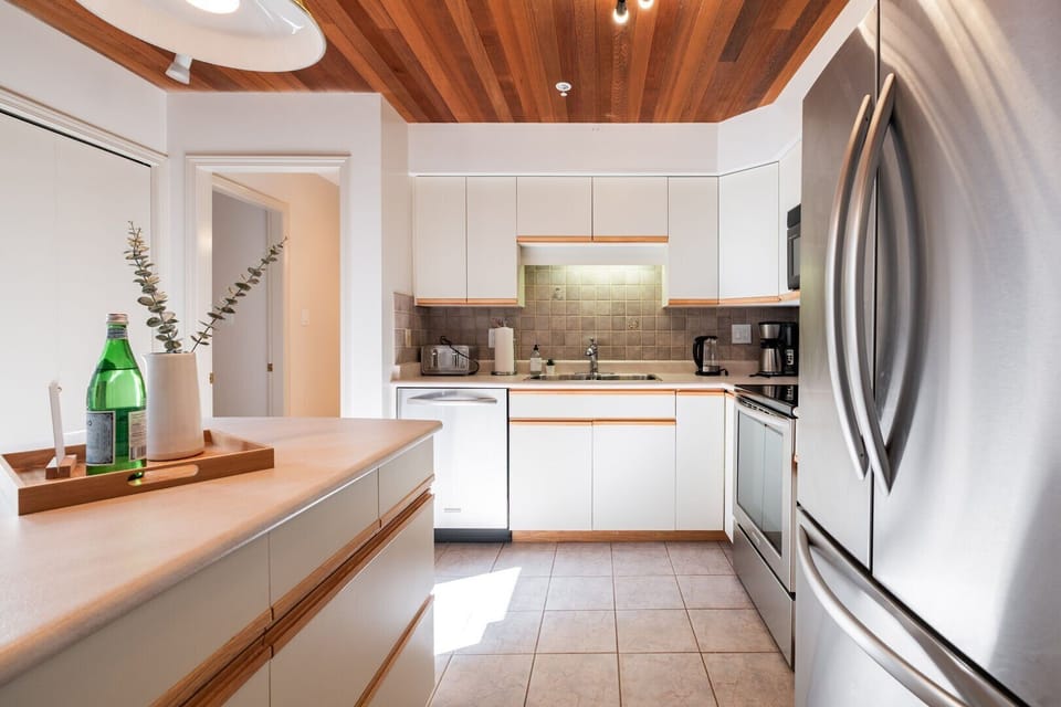 Full kitchen: Stainless steel appliances