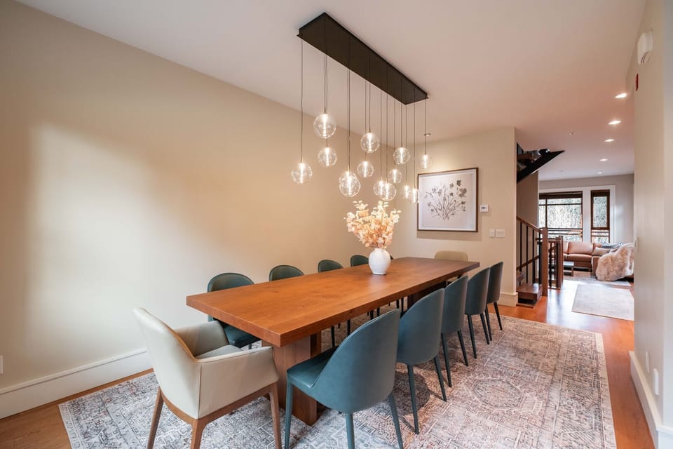 Dining area: Seats 12 people