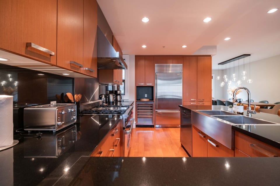Full kitchen: High-end appliances