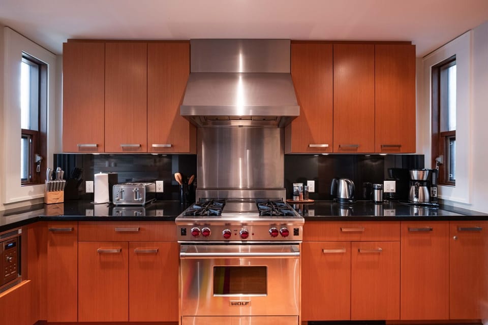 Full kitchen: High-end appliances