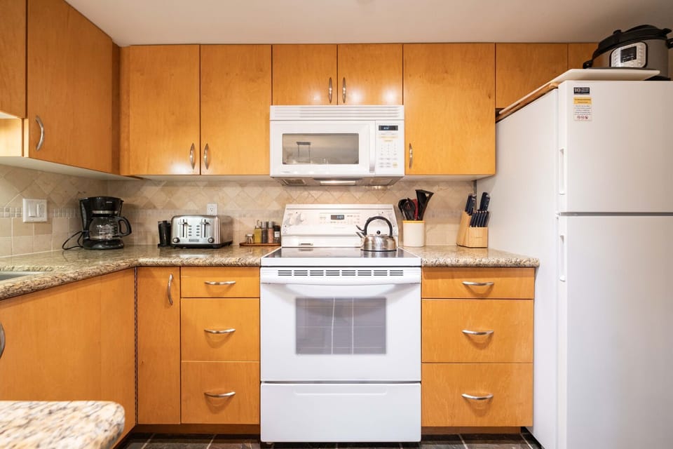 Full kitchen: High-end appliances