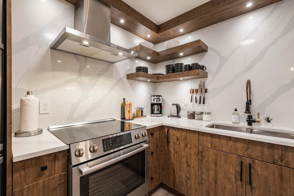 Full kitchen: Stainless steel appliances