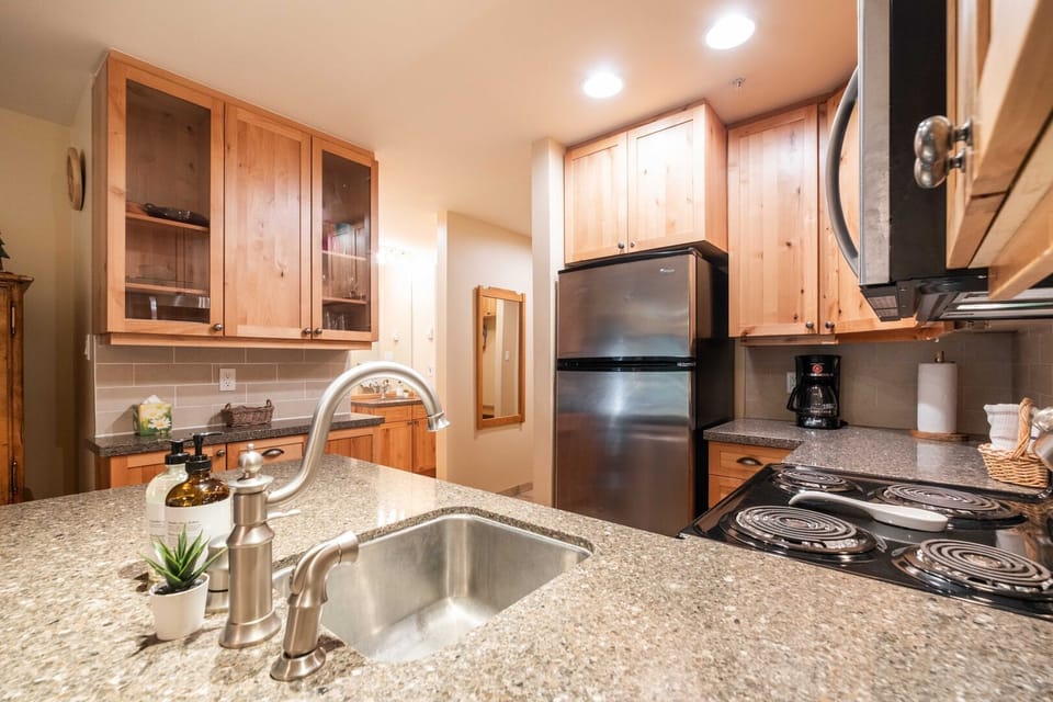 Full kitchen: Stainless steel appliances, property entrance