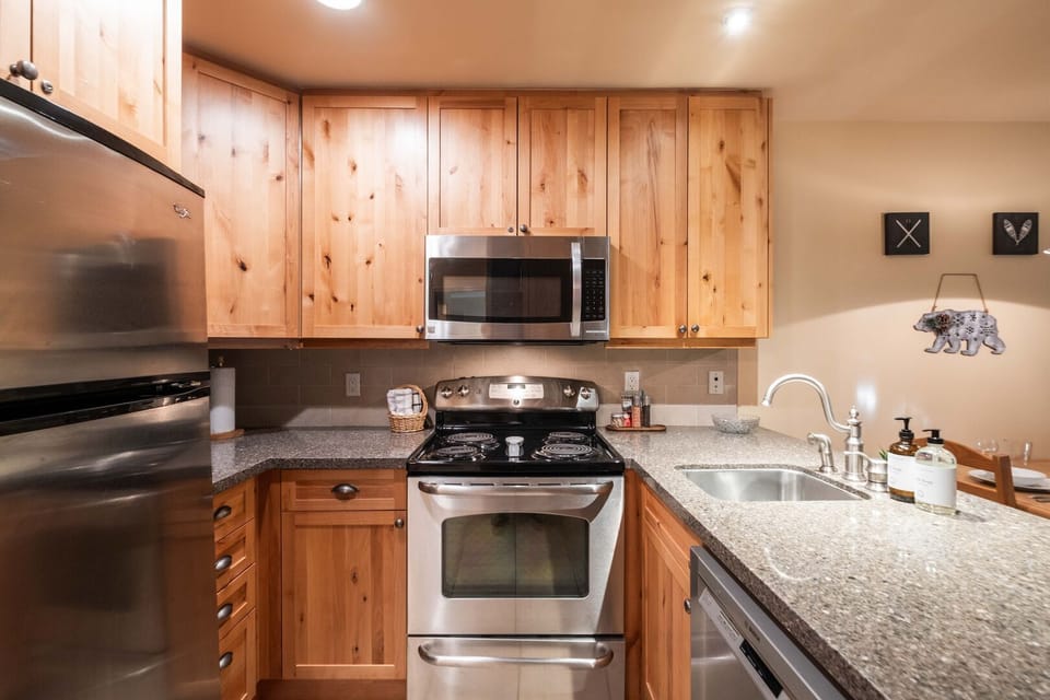 Full kitchen: Stainless steel appliances