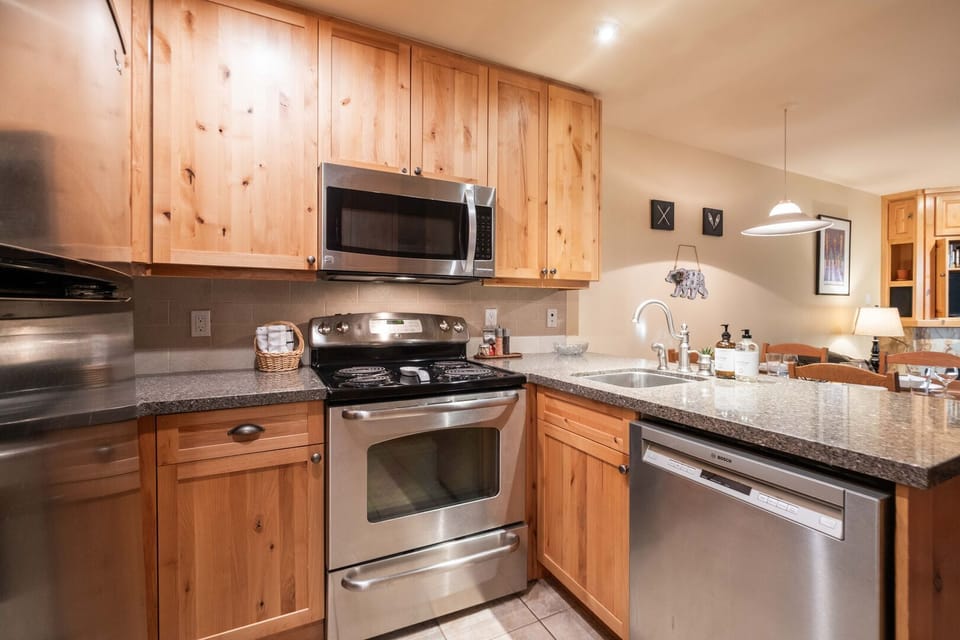 Full kitchen: Stainless steel appliances