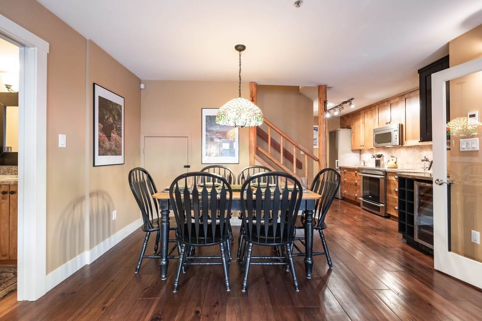 Dining area: Seats six people