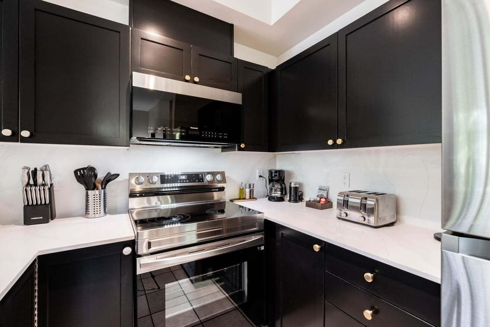 Full kitchen: High-end appliances