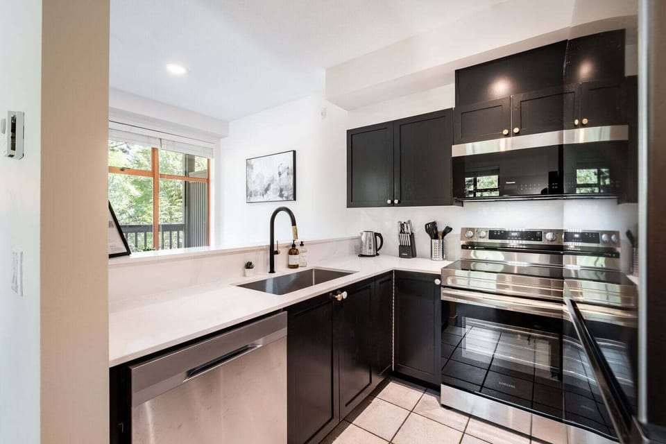 Full kitchen: High-end appliances