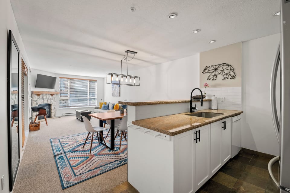 Full kitchen: Stainless steel appliances