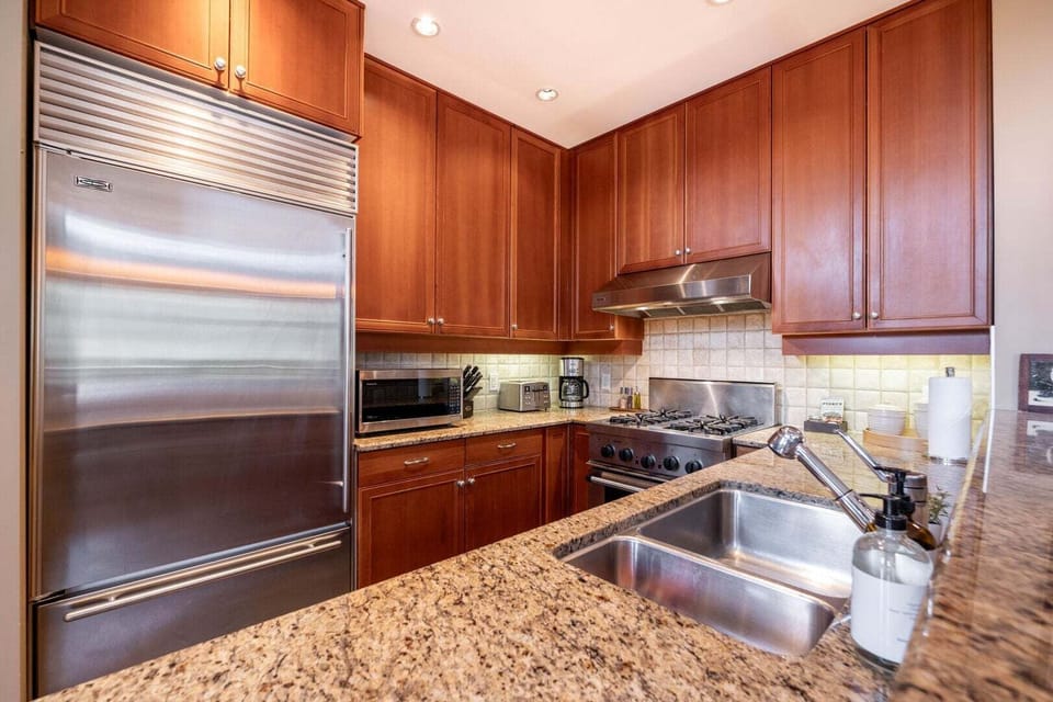 Full kitchen: Stainless steel appliances