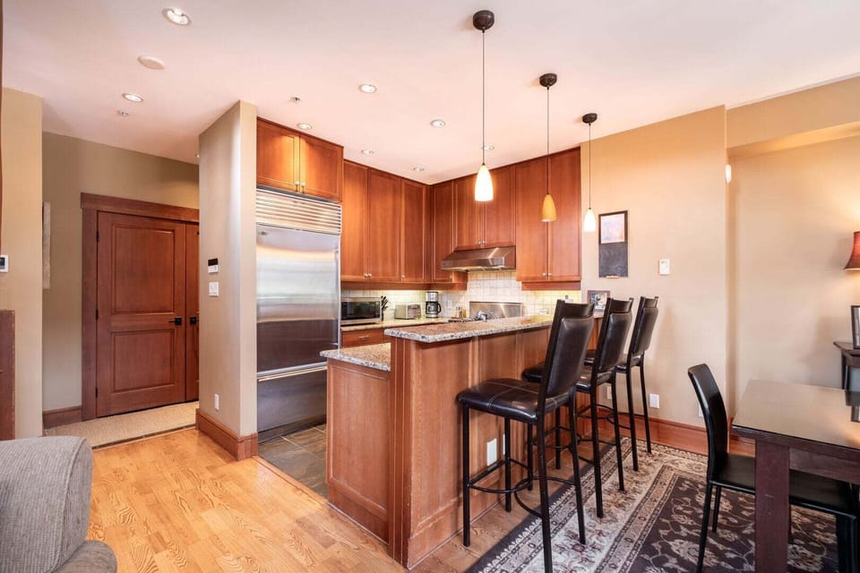 Full kitchen: Stainless steel appliances