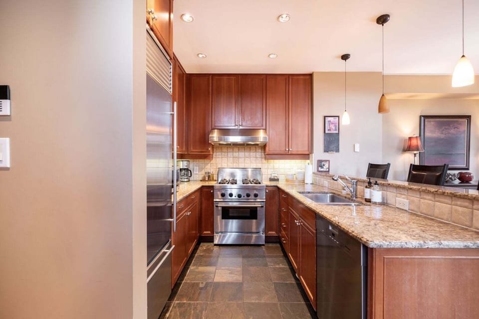 Full kitchen: Stainless steel appliances