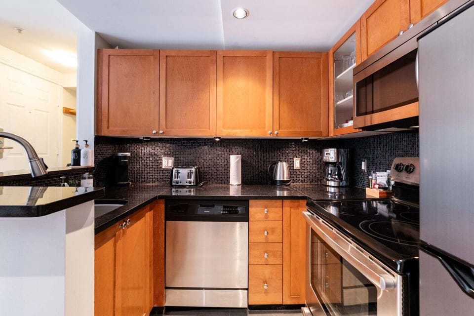 Full kitchen: High-end appliances