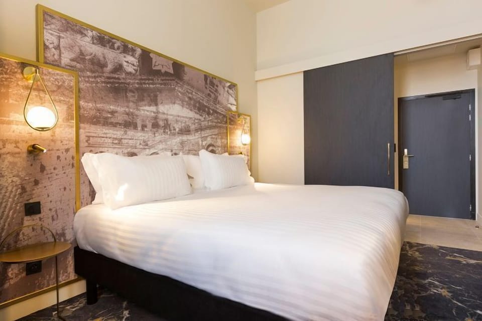 A twin configuration of the classic room, showcasing the refined decor and gold accent details that reflect the hotel's five-star character.