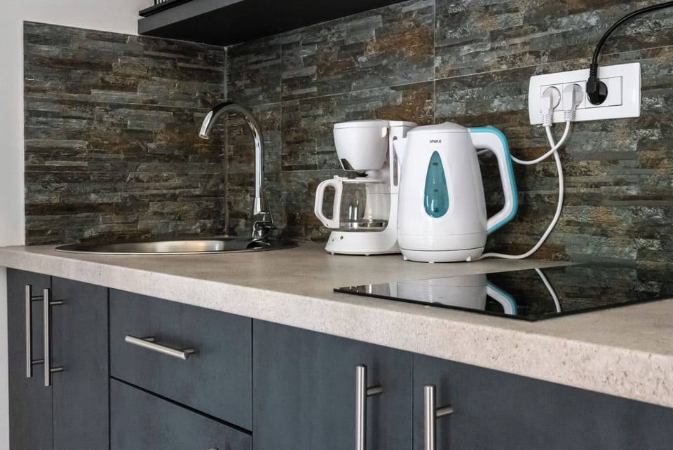 Coffee/tea maker, fridge, microwave, stovetop