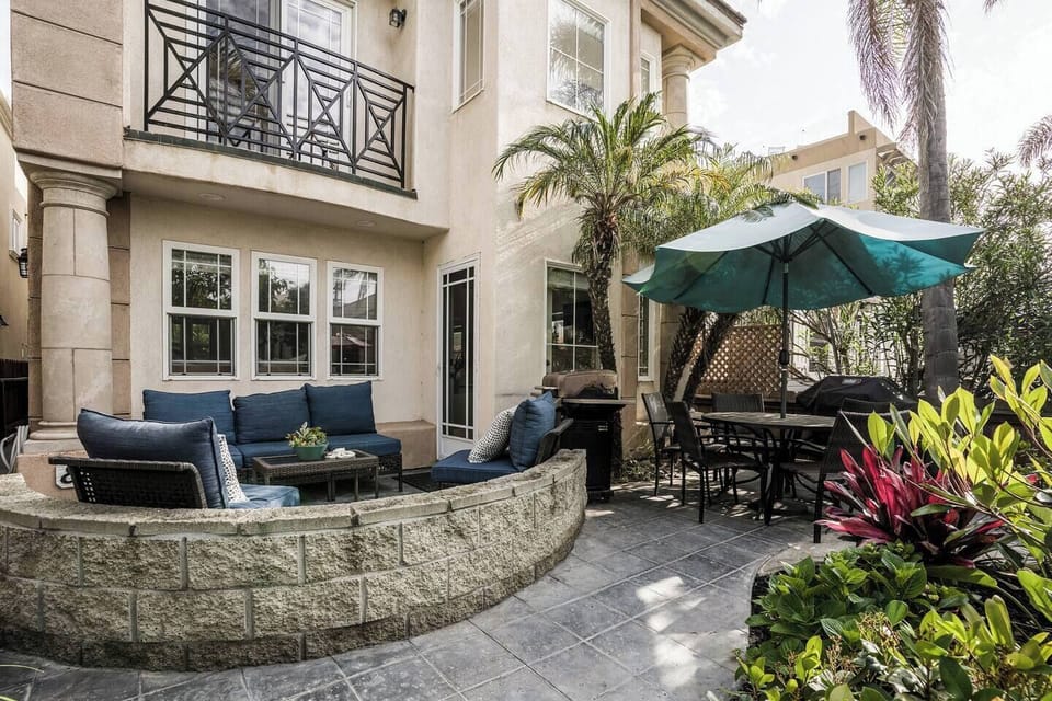 Shared courtyard.  Each side has their own BBQ.  Sofa/chairs for our guests only.  Table with umbrella is for the other HOA guests.  