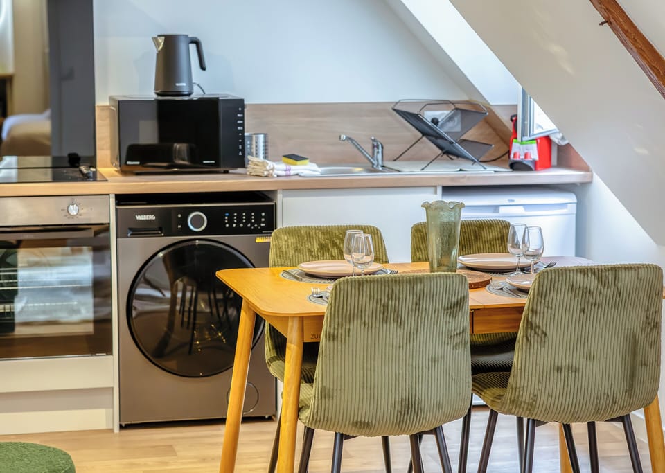 Cuisine équipée et coin repas convivial