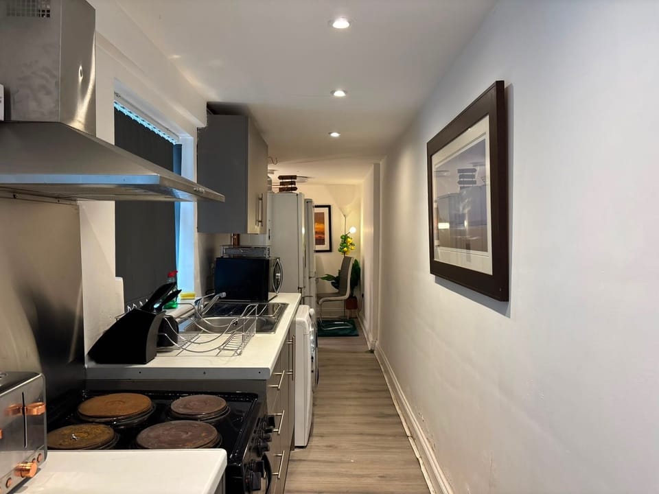 Full-size fridge, microwave, oven, stovetop