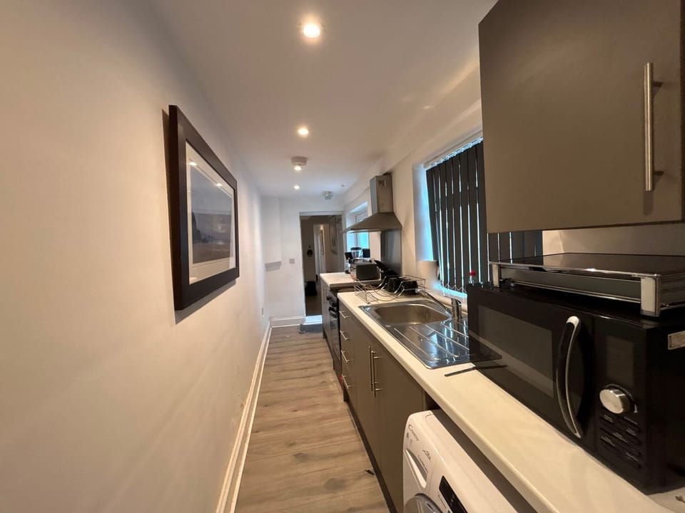 Full-size fridge, microwave, oven, stovetop