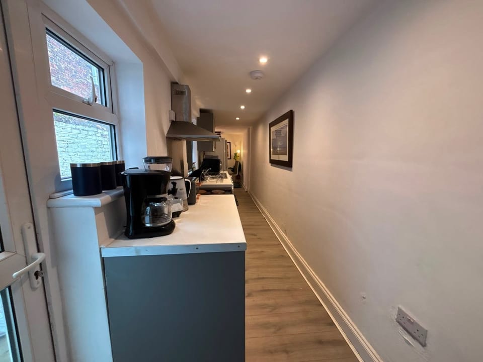 Full-size fridge, microwave, oven, stovetop