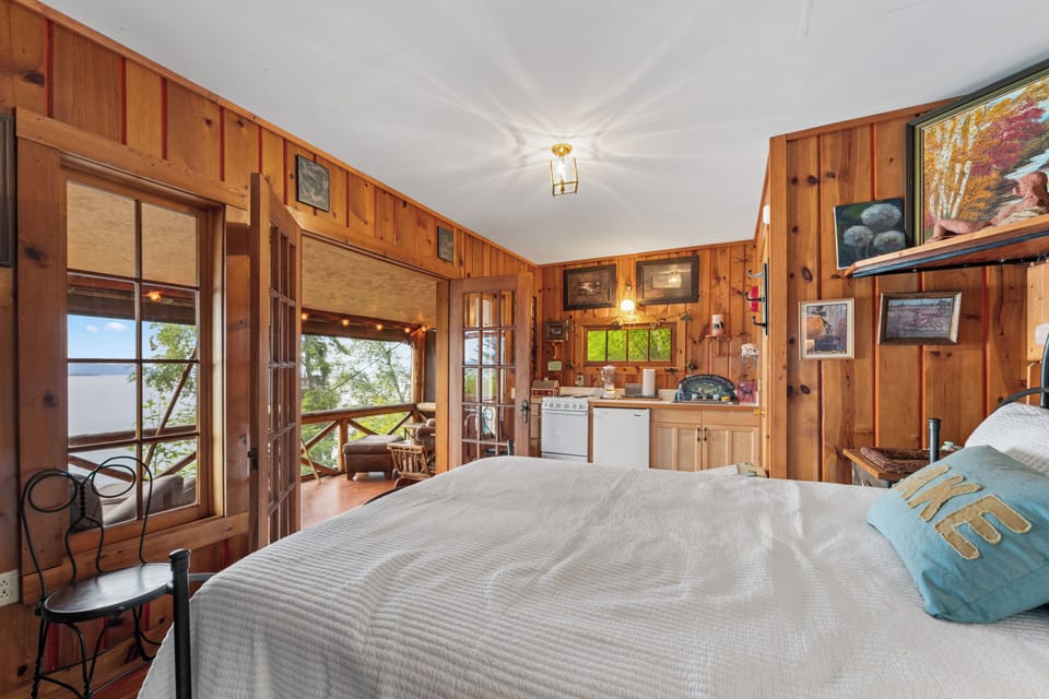 Queen bed and kitchenette.