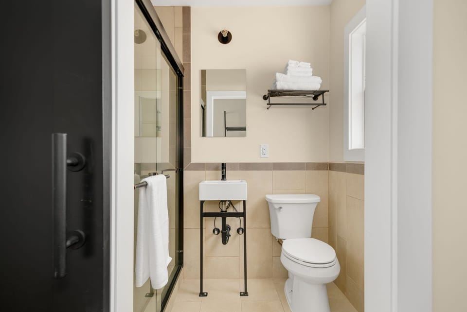 Standard Queen Room | Bathroom | Free toiletries, towels, soap, shampoo