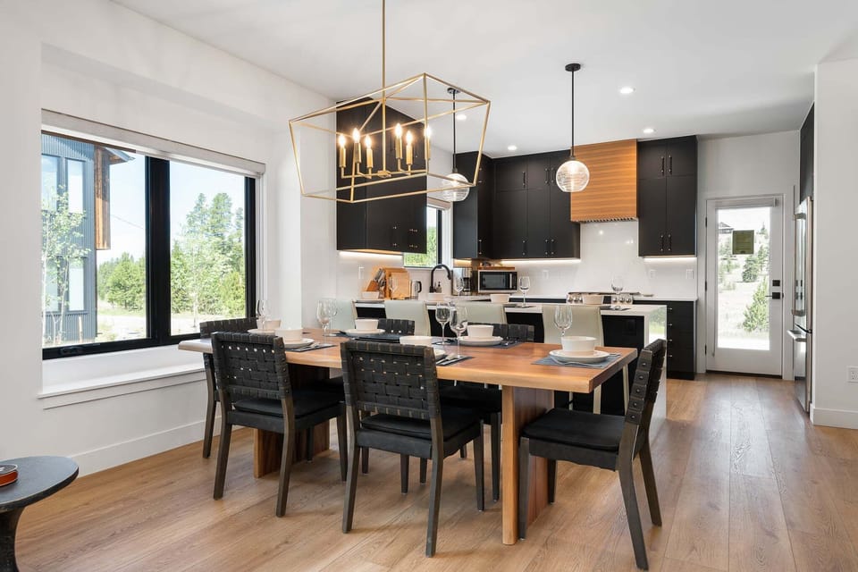 Dining table with seating for 6 guests
