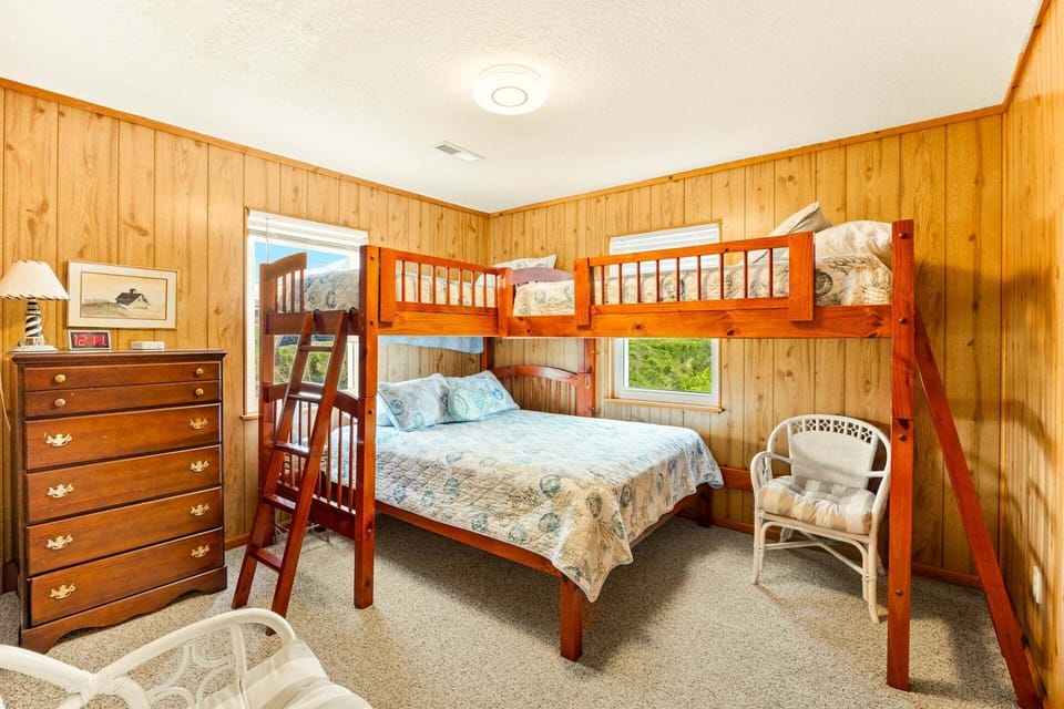 Mid level: 2x Twin over Queen bunkset.