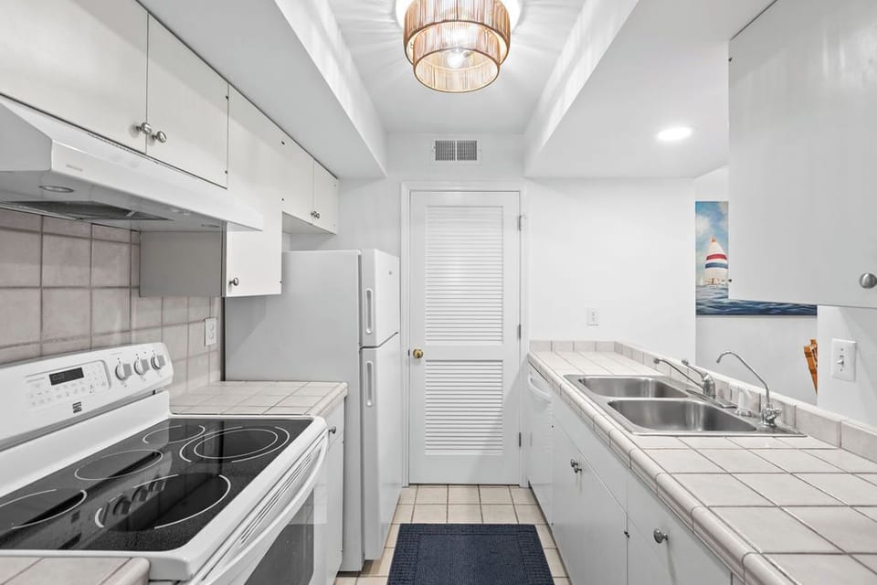 Fully stocked kitchen - gourmet meal prepping awaits.