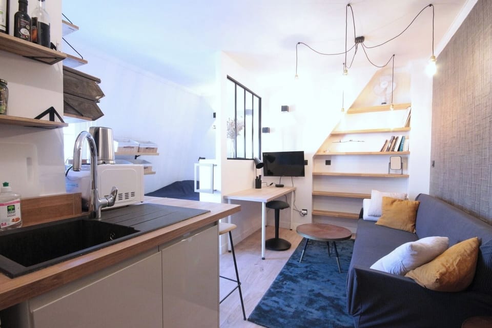 Studio rénové à Montmartre avec cuisine ouverte, coin salon et espace de travail