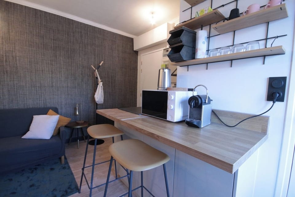 Espace bureau et coin repas pour télétravail dans le quartier Jules Joffrin