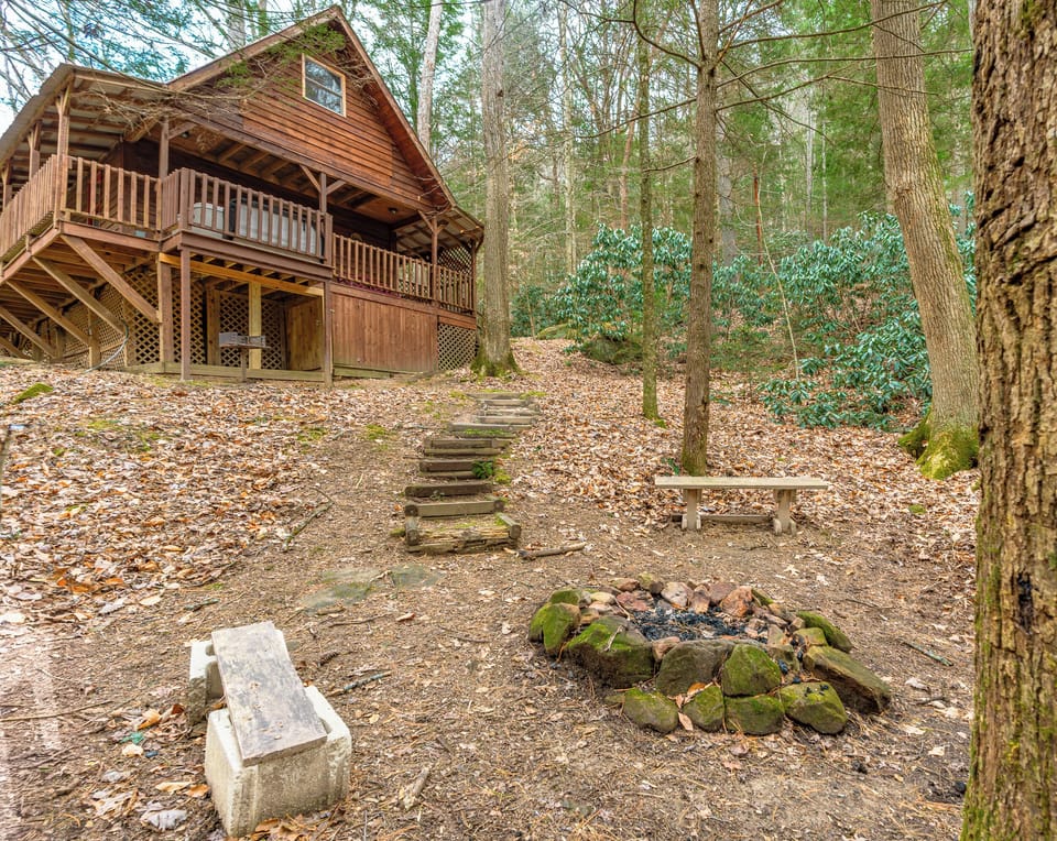 The rustic fire pit is a wonderful way to end the day. You'll find the steps at the back of Sandstone Dream to make your way down for a relaxing fire at the end of the day. 