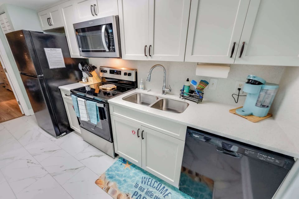 Equipped  Kitchen for Easy Dining 🍽️
