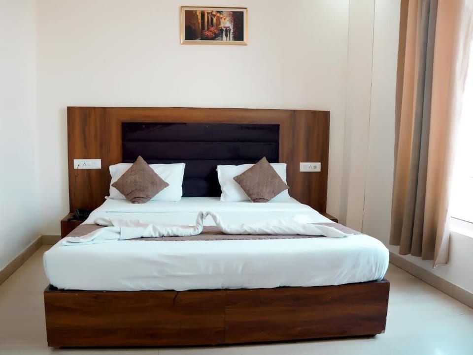 Deluxe Double Room, City View | Soundproofing, iron/ironing board, WiFi (free)