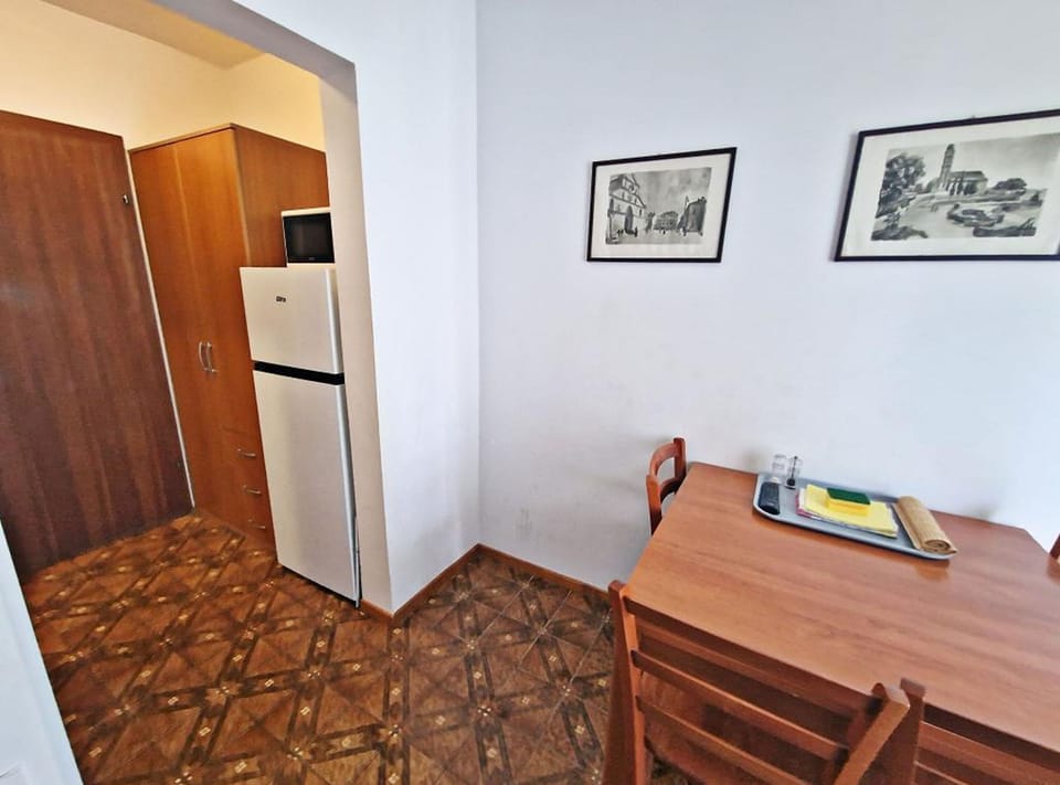 Apartment (Classic One Bedroom Apartment with Te) | Dining room