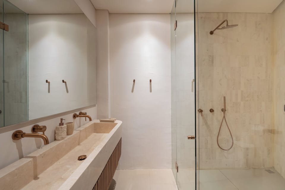 Deluxe Suite | Bathroom | Free toiletries, slippers, towels, soap