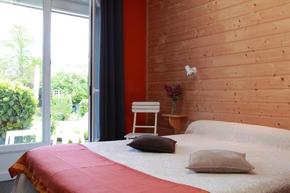 Standard Double Room, Balcony, Garden View | WiFi (free), bed sheets