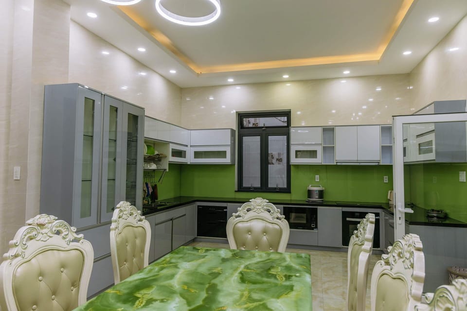 Full-size fridge, oven, stovetop, dishwasher