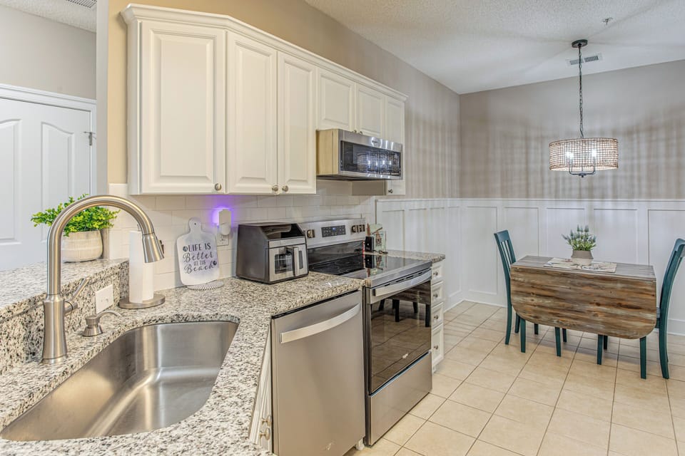Kitchen & Dining Nook | Single-Story Condo | Central Heating & A/C