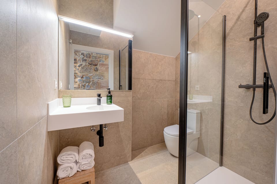 Comfort Double Room | Bathroom | Hair dryer, towels, soap, shampoo
