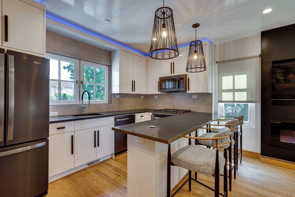 Kitchen | Cooking Basics | Bar Dining Area | Dishes & Flatware Provided