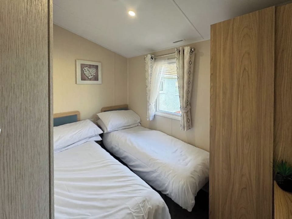 Twin bedroom | Willerby Malton - North Wales Holidays, Towyn