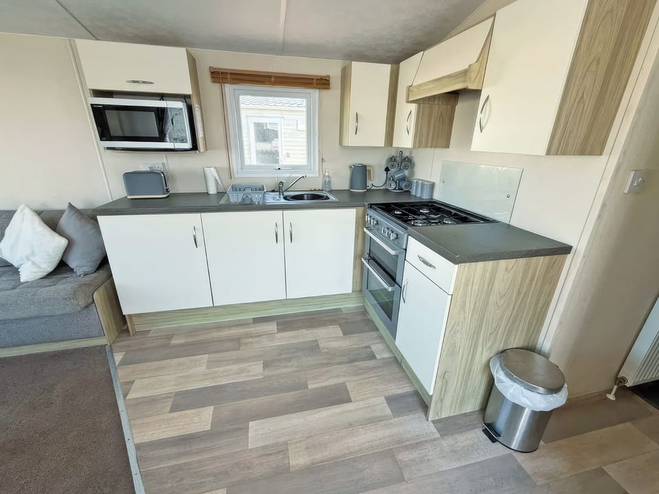 Kitchen | Europa Caernarfon - Golden Gate Holidays, Towyn