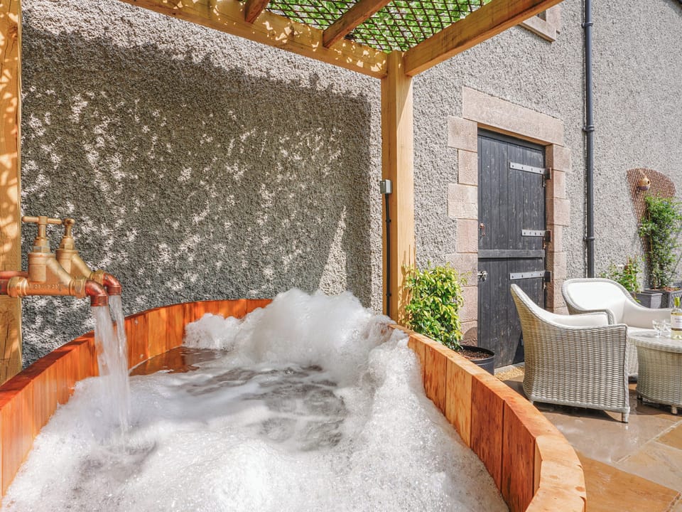 Hot tub | The Loft - Westhills Courtyard, Winster