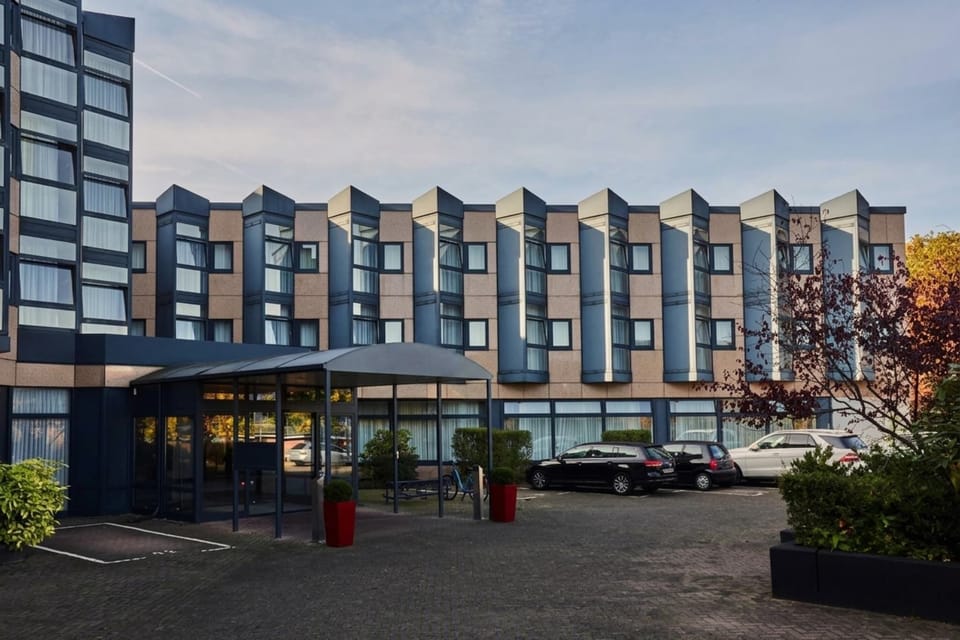 Hotel Exterior [summer]